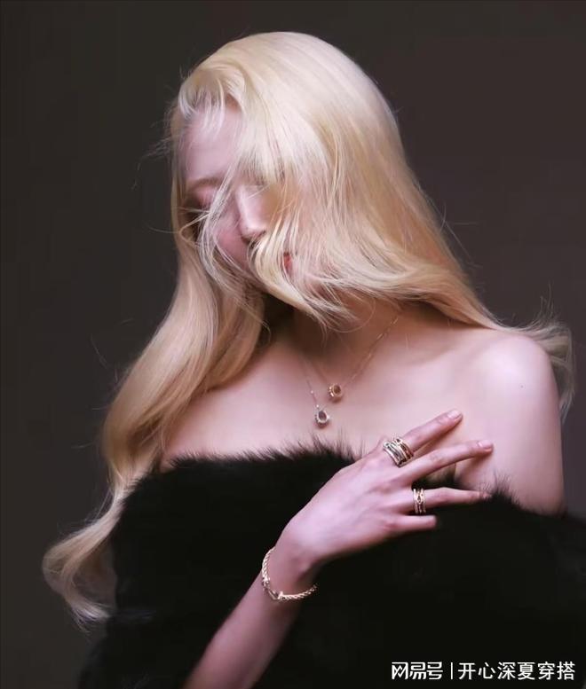 ！柏林影后都跪了的造型却被大妈们嫌弃？pg电子试玩入口金发魔女关晓彤七度漂发(图3)