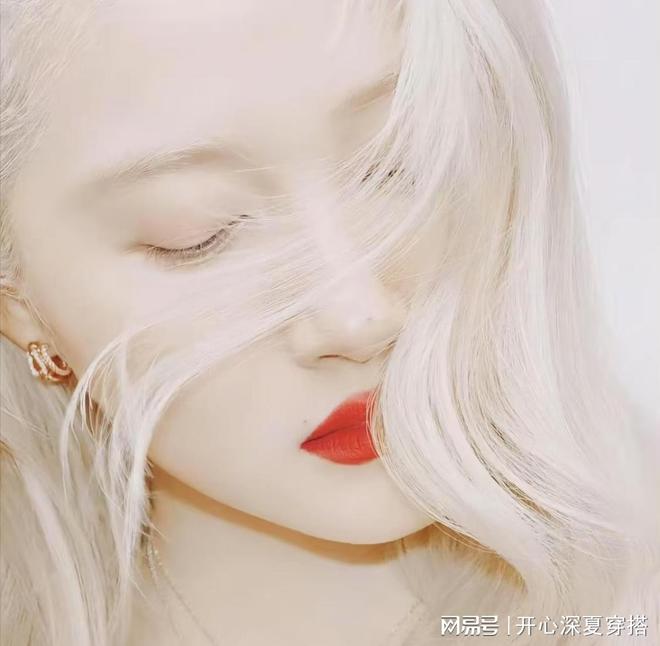 ！柏林影后都跪了的造型却被大妈们嫌弃？pg电子试玩入口金发魔女关晓彤七度漂发(图6)